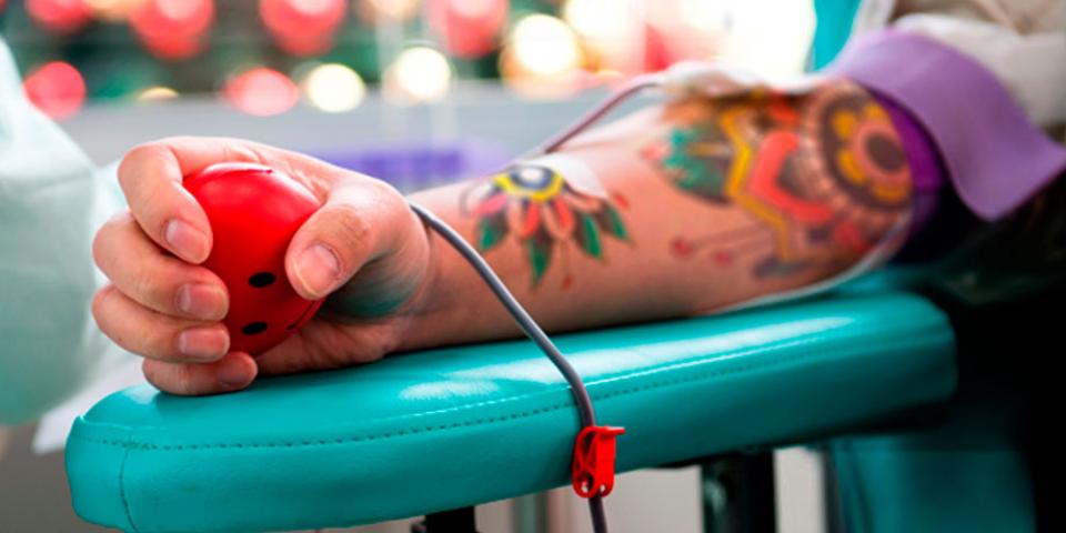 donar sangre tatuado