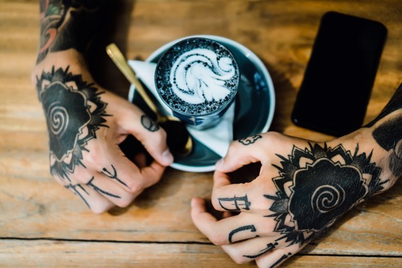 Tatuajes en la mano con significado - Tatuajes y piercings L'Embruix