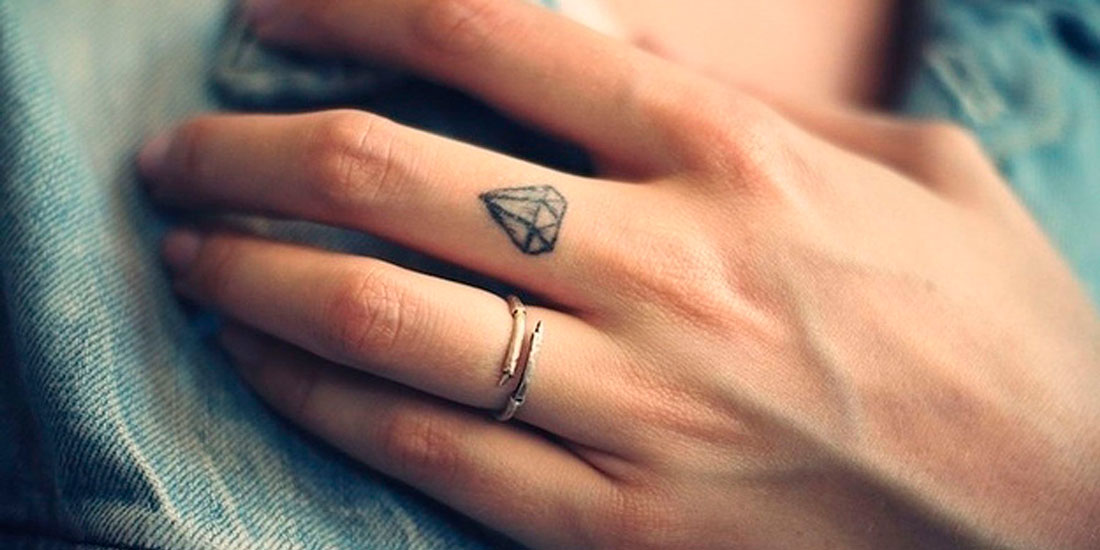 Tatuajes en los dedos - Tatuajes y piercings L'Embruix