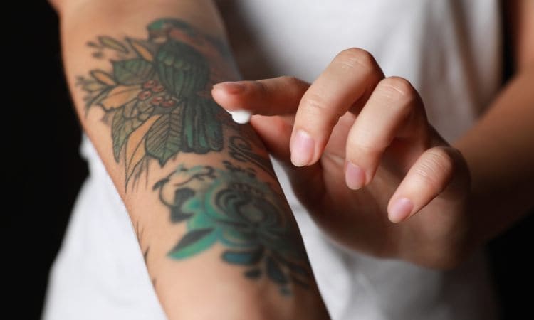 Cómo mantener tus tatuajes y piercings en buen estado